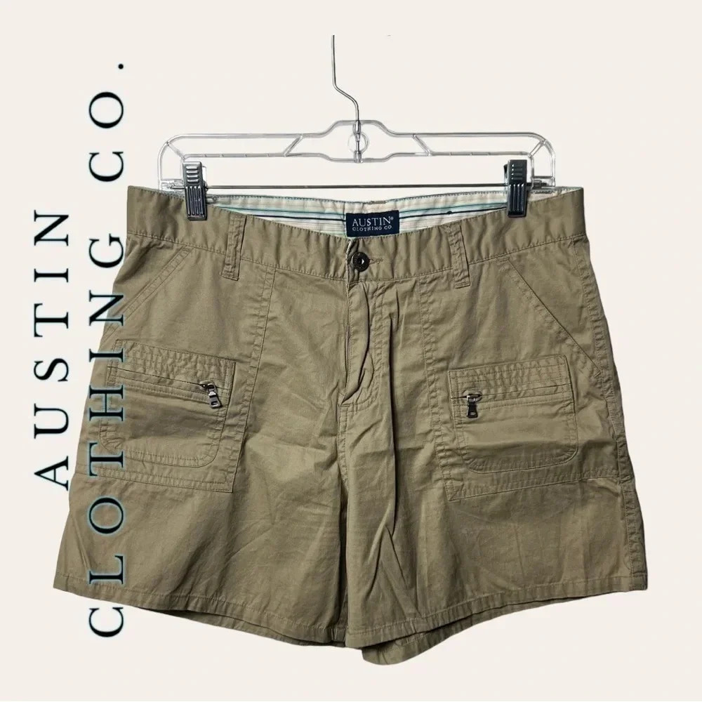 0402W. AUSTIN CLOTHING CO. CARGO KHAKI SHORTS SIZE 10 KHAKI IN COLOR‎